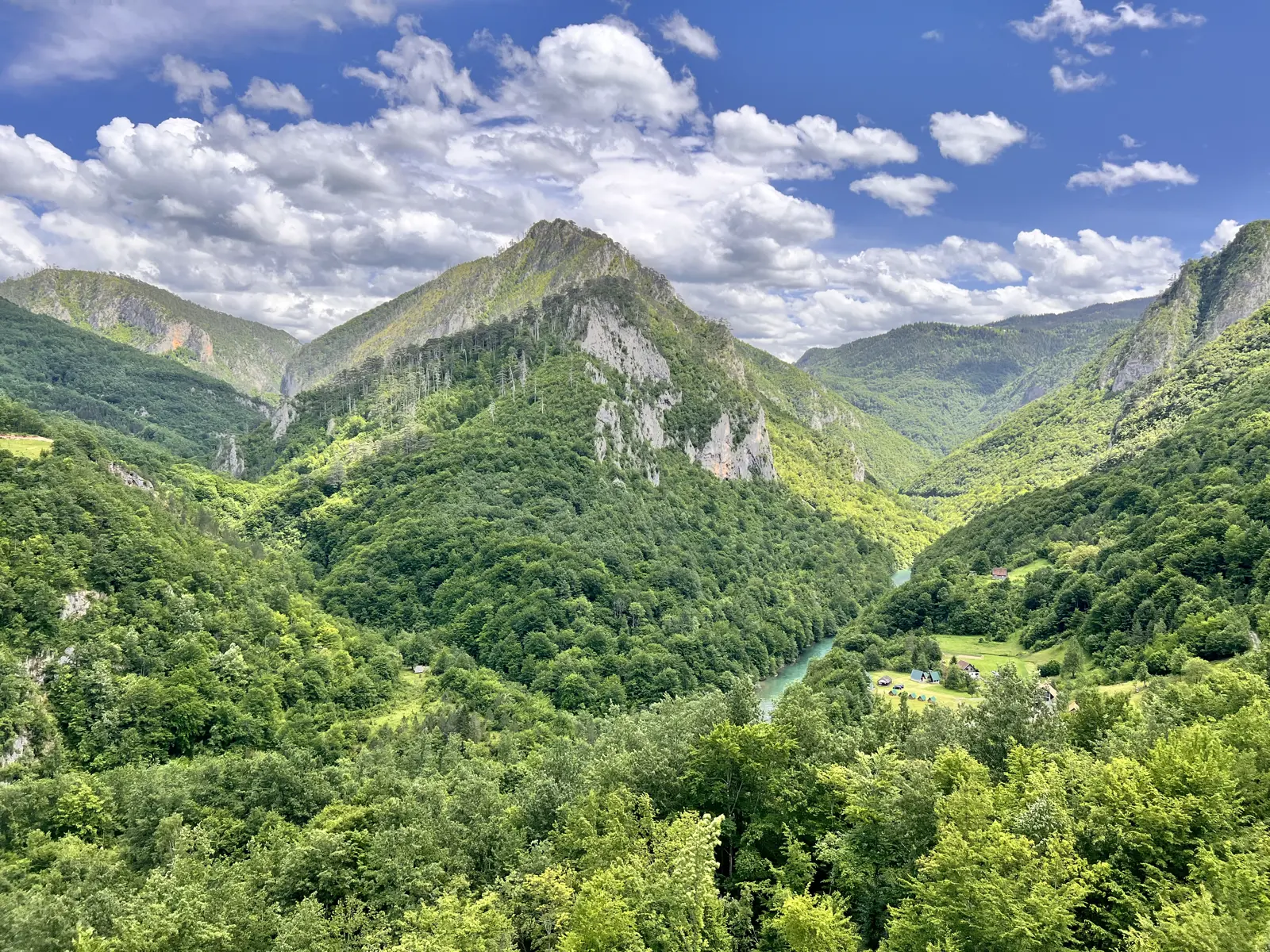 Фотография предложения «Из Тивата — к сердцу северных гор!»